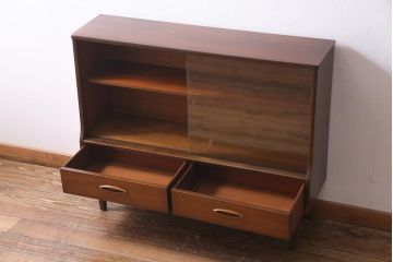 ヴィンテージ家具　北欧ビンテージ　チーク材　シンプルモダンなデザインがおしゃれなサイドボード(飾り棚)