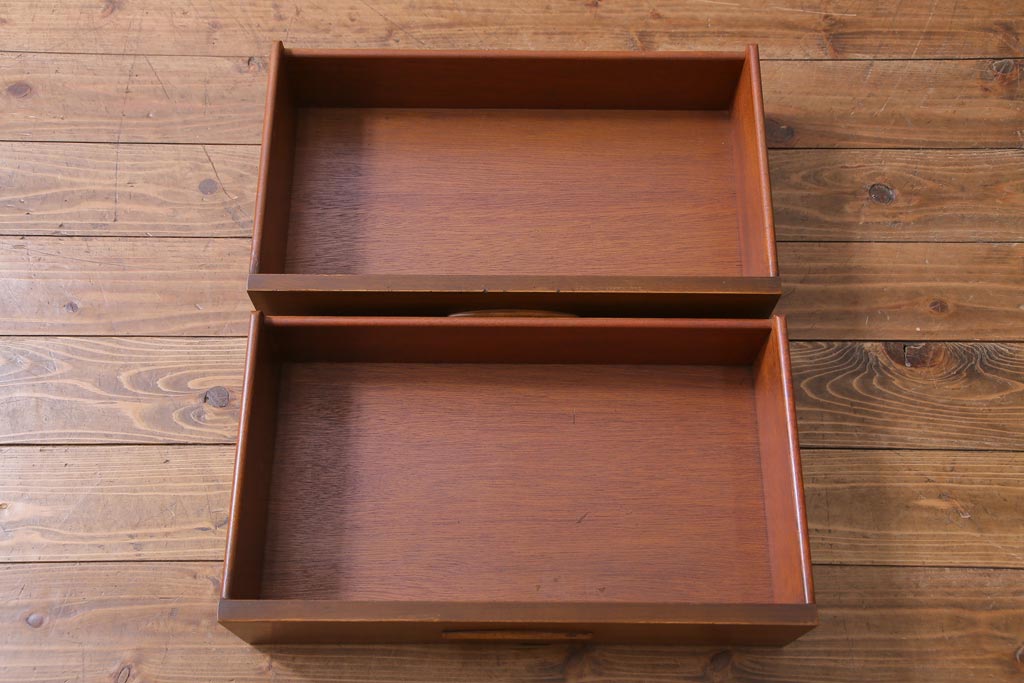 ヴィンテージ家具　北欧ビンテージ　チーク材　シンプルモダンなデザインがおしゃれなサイドボード(飾り棚)