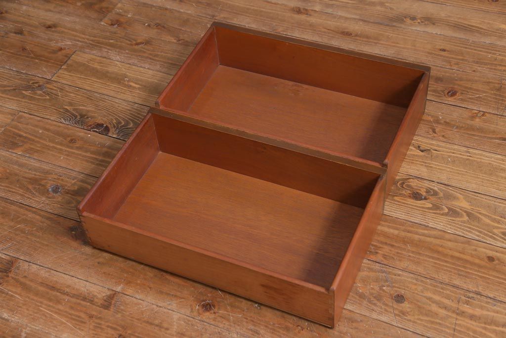 ヴィンテージ家具　北欧ビンテージ　チーク材　シンプルモダンなデザインがおしゃれなサイドボード(飾り棚)