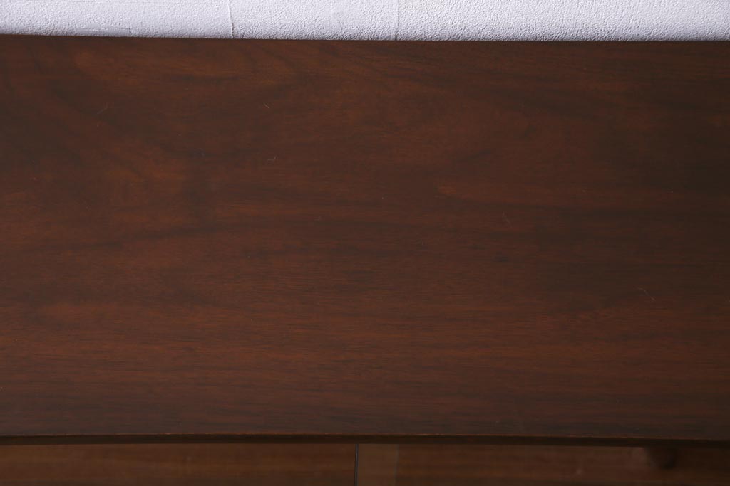 ヴィンテージ家具　北欧ビンテージ　チーク材　シンプルモダンなデザインがおしゃれなサイドボード(飾り棚)