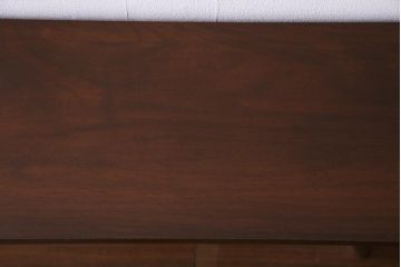 ヴィンテージ家具　北欧ビンテージ　チーク材　シンプルモダンなデザインがおしゃれなサイドボード(飾り棚)