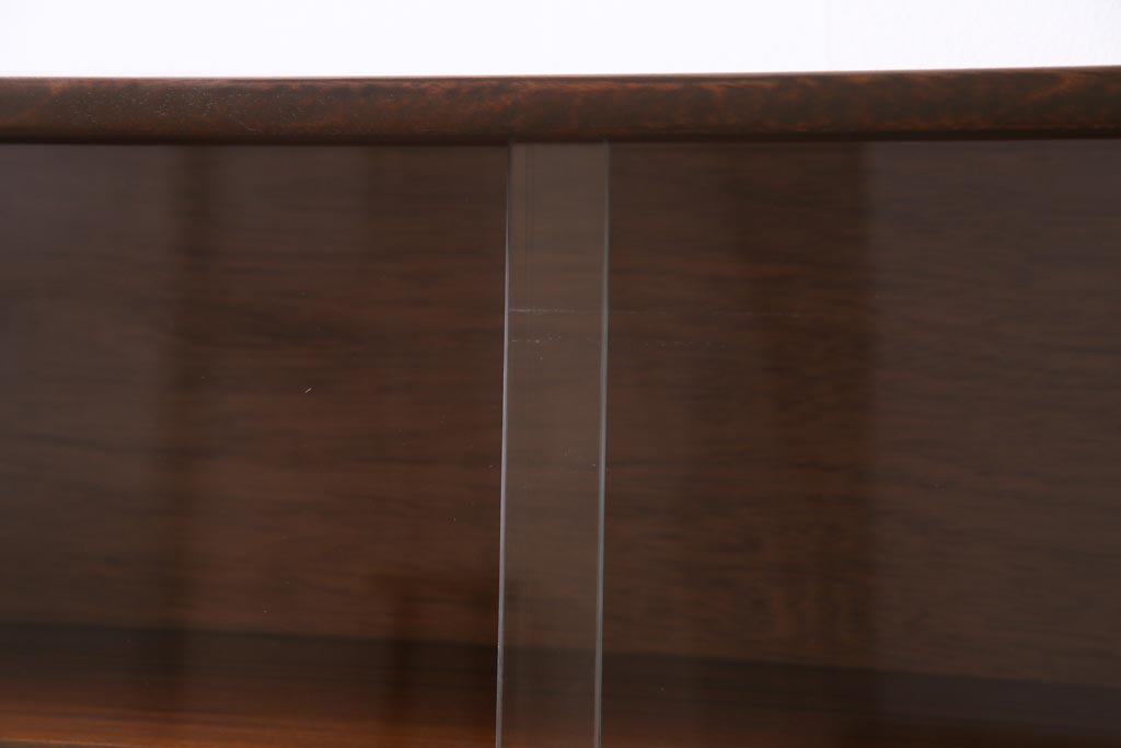 ヴィンテージ家具　北欧ビンテージ　チーク材　シンプルモダンなデザインがおしゃれなサイドボード(飾り棚)