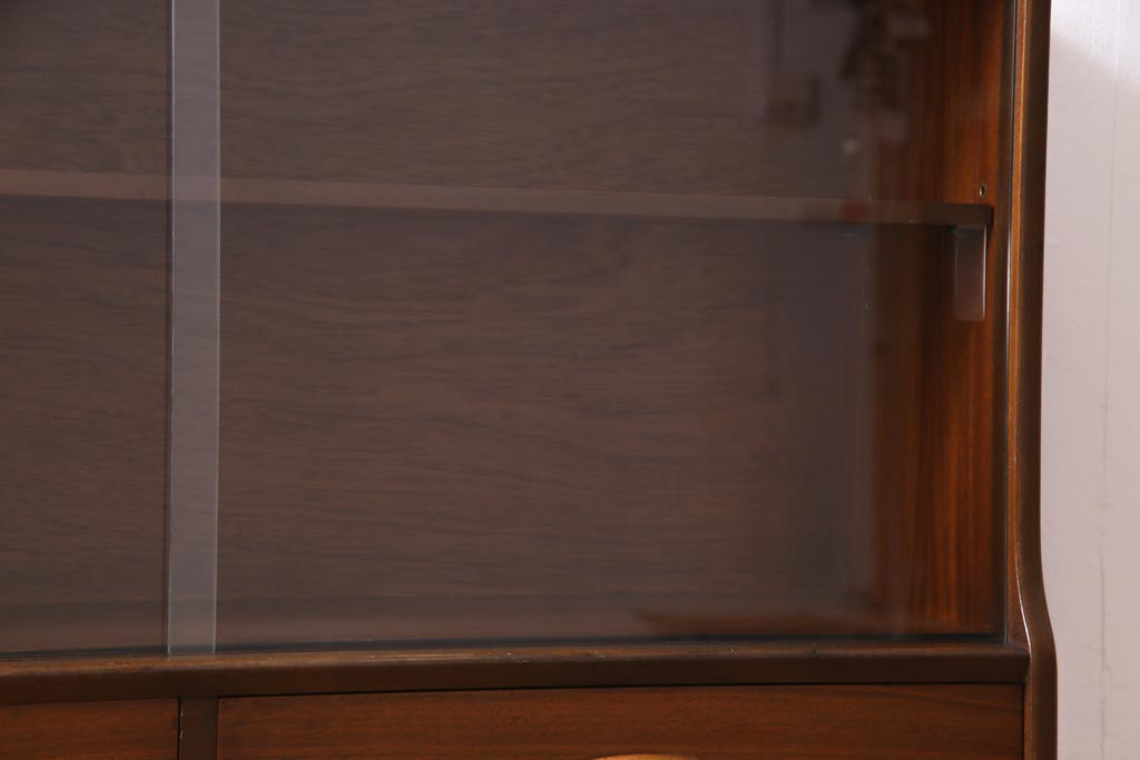 ヴィンテージ家具　北欧ビンテージ　チーク材　シンプルモダンなデザインがおしゃれなサイドボード(飾り棚)