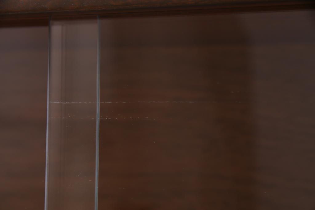 ヴィンテージ家具　北欧ビンテージ　チーク材　シンプルモダンなデザインがおしゃれなサイドボード(飾り棚)