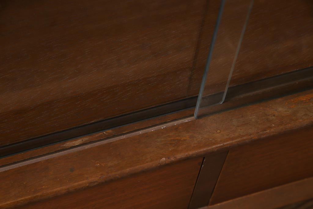 ヴィンテージ家具　北欧ビンテージ　チーク材　シンプルモダンなデザインがおしゃれなサイドボード(飾り棚)