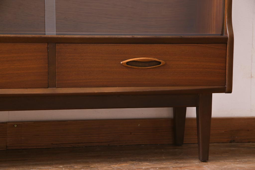 ヴィンテージ家具　北欧ビンテージ　チーク材　シンプルモダンなデザインがおしゃれなサイドボード(飾り棚)