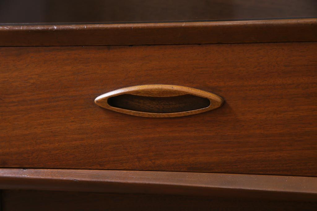 ヴィンテージ家具　北欧ビンテージ　チーク材　シンプルモダンなデザインがおしゃれなサイドボード(飾り棚)