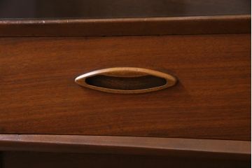 ヴィンテージ家具　北欧ビンテージ　チーク材　シンプルモダンなデザインがおしゃれなサイドボード(飾り棚)