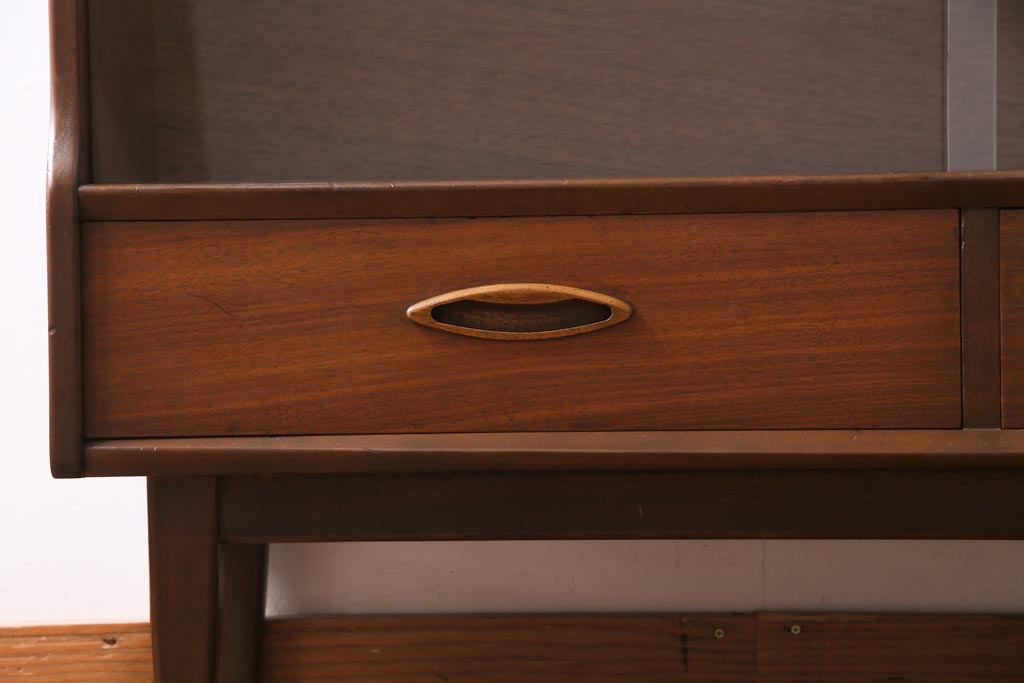 ヴィンテージ家具　北欧ビンテージ　チーク材　シンプルモダンなデザインがおしゃれなサイドボード(飾り棚)