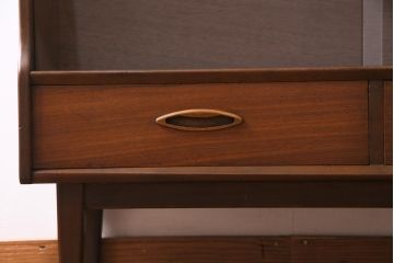 ヴィンテージ家具　北欧ビンテージ　チーク材　シンプルモダンなデザインがおしゃれなサイドボード(飾り棚)