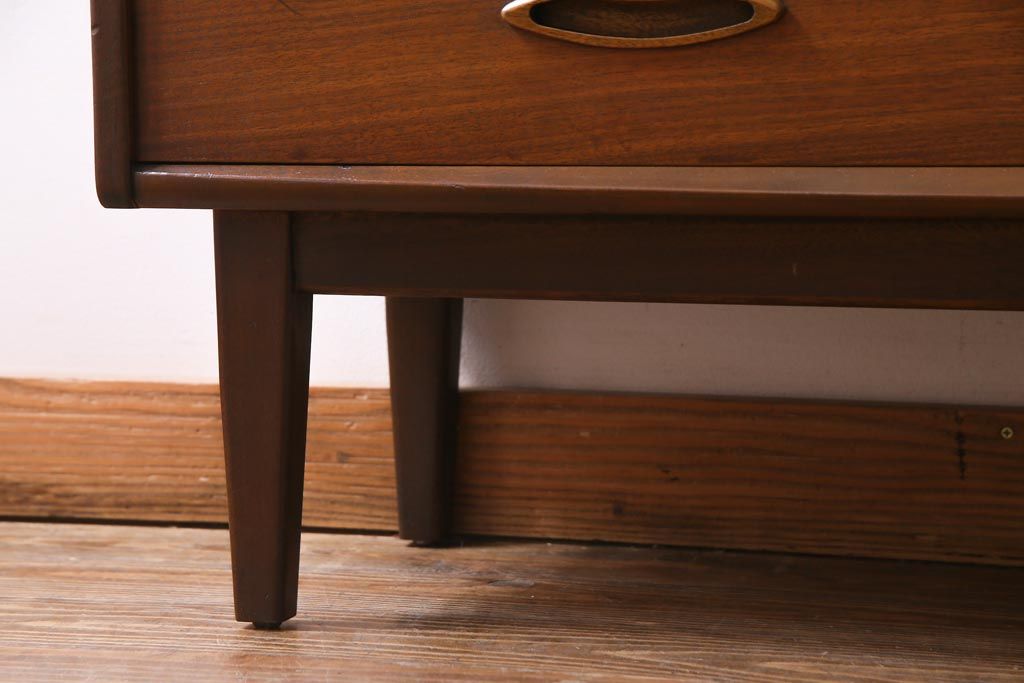 ヴィンテージ家具　北欧ビンテージ　チーク材　シンプルモダンなデザインがおしゃれなサイドボード(飾り棚)