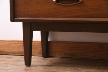 ヴィンテージ家具　北欧ビンテージ　チーク材　シンプルモダンなデザインがおしゃれなサイドボード(飾り棚)