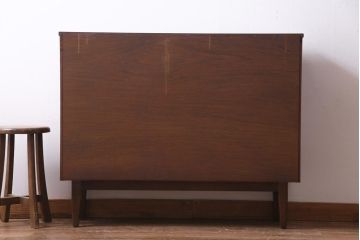 ヴィンテージ家具　北欧ビンテージ　チーク材　シンプルモダンなデザインがおしゃれなサイドボード(飾り棚)