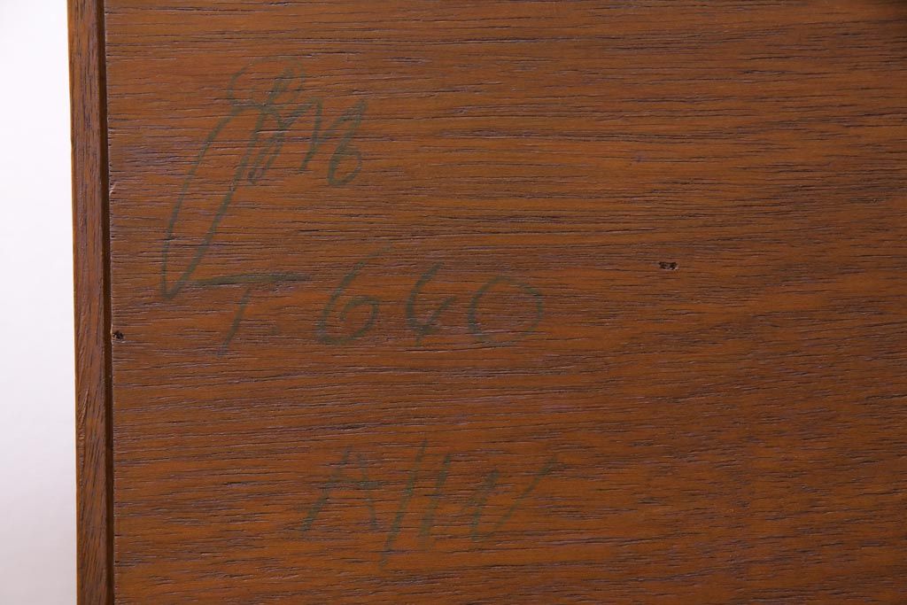 ヴィンテージ家具　北欧ビンテージ　チーク材　シンプルモダンなデザインがおしゃれなサイドボード(飾り棚)