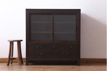 アンティーク家具　和製アンティーク　ヒノキ材　色味と引手の渋さが素敵な脚付きリメイクの戸棚(収納棚)