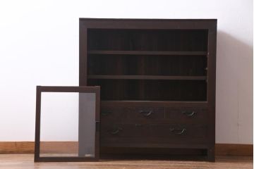 アンティーク家具　和製アンティーク　ヒノキ材　色味と引手の渋さが素敵な脚付きリメイクの戸棚(収納棚)