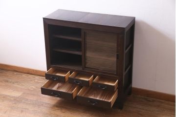 アンティーク家具　和製アンティーク　ヒノキ材　色味と引手の渋さが素敵な脚付きリメイクの戸棚(収納棚)