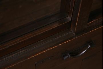 アンティーク家具　和製アンティーク　ヒノキ材　色味と引手の渋さが素敵な脚付きリメイクの戸棚(収納棚)