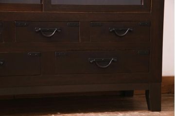 アンティーク家具　和製アンティーク　ヒノキ材　色味と引手の渋さが素敵な脚付きリメイクの戸棚(収納棚)