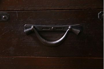 アンティーク家具　和製アンティーク　ヒノキ材　色味と引手の渋さが素敵な脚付きリメイクの戸棚(収納棚)