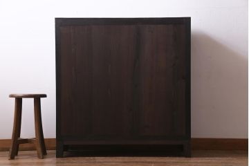 アンティーク家具　和製アンティーク　ヒノキ材　色味と引手の渋さが素敵な脚付きリメイクの戸棚(収納棚)
