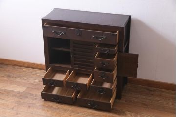 アンティーク家具　和製アンティーク　明治期　ヒノキ材　バランスのとれたデザインが品のある帳場箪笥(収納棚、戸棚、時代箪笥)