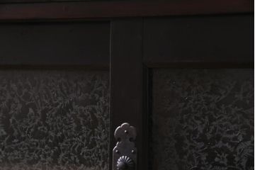 リメイク家具　前板ケヤキ材　結霜ガラス　渋い大人の雰囲気漂う時代箪笥サイドボード(収納棚、テレビボード)