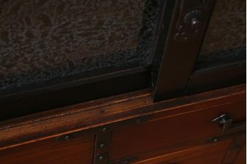 リメイク家具　前板ケヤキ材　結霜ガラス　渋い大人の雰囲気漂う時代箪笥サイドボード(収納棚、テレビボード)