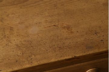アンティーク家具　イギリスアンティーク　パイン材　年月を重ねた風合いがお洒落なサイドボード(収納棚)