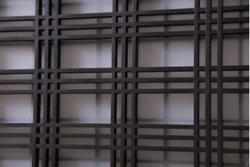 和製アンティーク　板ガラス裏障子留め　格子縞がレトロモダンな組子帯戸2枚セット(板戸)