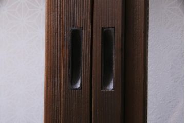 和製アンティーク　当店オリジナルガラス入り　裏障子付き　上品な雰囲気醸し出す格子戸2枚セット(建具、ガラス帯戸、引き戸)