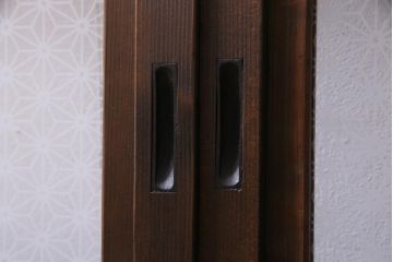 和製アンティーク　当店オリジナルガラス入り　裏障子付き　上品な雰囲気醸し出す格子戸2枚セット(建具、ガラス帯戸、引き戸)