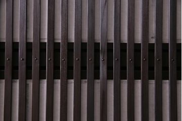 和製アンティーク　当店オリジナルガラス入り　裏障子付き　市松模様のガラスがモダンな印象与える格子戸1枚(ガラス帯戸、引き戸、建具)