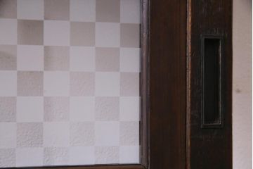和製アンティーク　当店オリジナルガラス入り　裏障子付き　市松模様のガラスがモダンな印象与える格子戸1枚(ガラス帯戸、引き戸、建具)