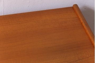 ヴィンテージ家具　イギリスビンテージ　nathan社(ネイサン)　チーク材　十字の扉が目を引くリビングボード(収納棚)