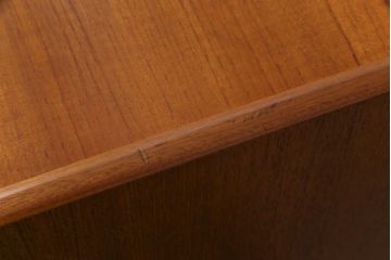 ヴィンテージ家具　イギリスビンテージ　nathan社(ネイサン)　チーク材　十字の扉が目を引くリビングボード(収納棚)