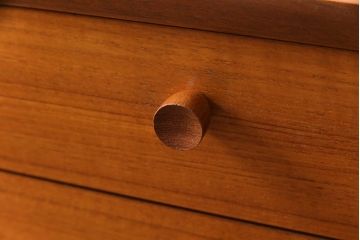 ヴィンテージ家具　イギリスビンテージ　nathan社(ネイサン)　チーク材　十字の扉が目を引くリビングボード(収納棚)