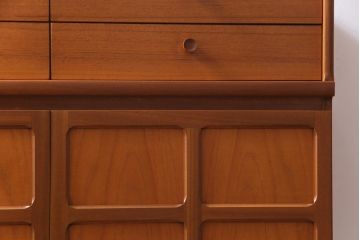 ヴィンテージ家具　イギリスビンテージ　nathan社(ネイサン)　チーク材　十字の扉が目を引くリビングボード(収納棚)