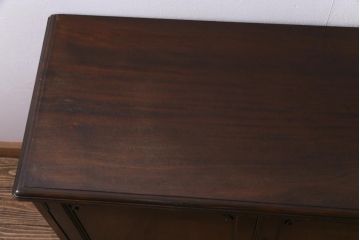 アンティーク家具　イギリスアンティーク　WARING&GILLOW(ワーリングギロー)社製　マホガニー材　大きく曲がった猫脚が目を引くキャビネット(収納棚、サイドボード)