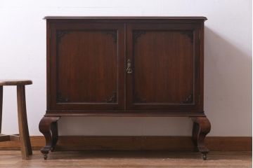 アンティーク家具　イギリスアンティーク　WARING&GILLOW(ワーリングギロー)社製　マホガニー材　大きく曲がった猫脚が目を引くキャビネット(収納棚、サイドボード)