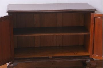 アンティーク家具　イギリスアンティーク　WARING&GILLOW(ワーリングギロー)社製　マホガニー材　大きく曲がった猫脚が目を引くキャビネット(収納棚、サイドボード)