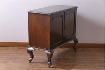 アンティーク家具　イギリスアンティーク　WARING&GILLOW(ワーリングギロー)社製　マホガニー材　大きく曲がった猫脚が目を引くキャビネット(収納棚、サイドボード)