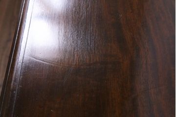 アンティーク家具　イギリスアンティーク　WARING&GILLOW(ワーリングギロー)社製　マホガニー材　大きく曲がった猫脚が目を引くキャビネット(収納棚、サイドボード)
