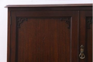 アンティーク家具　イギリスアンティーク　WARING&GILLOW(ワーリングギロー)社製　マホガニー材　大きく曲がった猫脚が目を引くキャビネット(収納棚、サイドボード)