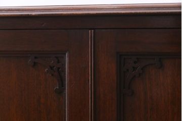 アンティーク家具　イギリスアンティーク　WARING&GILLOW(ワーリングギロー)社製　マホガニー材　大きく曲がった猫脚が目を引くキャビネット(収納棚、サイドボード)