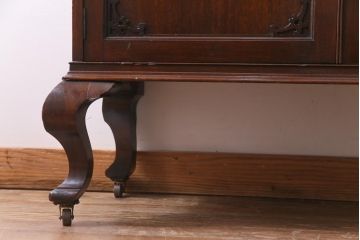 アンティーク家具　イギリスアンティーク　WARING&GILLOW(ワーリングギロー)社製　マホガニー材　大きく曲がった猫脚が目を引くキャビネット(収納棚、サイドボード)