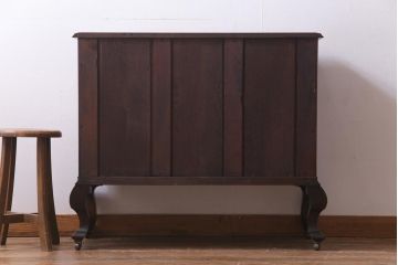 アンティーク家具　イギリスアンティーク　WARING&GILLOW(ワーリングギロー)社製　マホガニー材　大きく曲がった猫脚が目を引くキャビネット(収納棚、サイドボード)