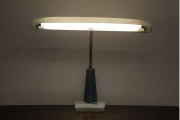 中古　シンプルモダンな東芝蛍光灯明規スタンドFO-5518(デスクライト)