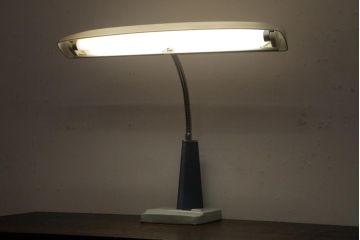 中古　シンプルモダンな東芝蛍光灯明規スタンドFO-5518(デスクライト)