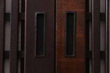 和製アンティーク　ケヤキ・杉材　堅牢な雰囲気が漂う障子帯戸2枚セット(板戸)(2)